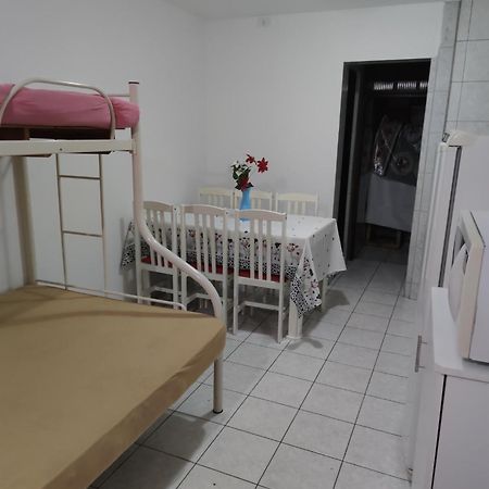Villa Kitinete Em Matinhos Com Piscina Exterior foto