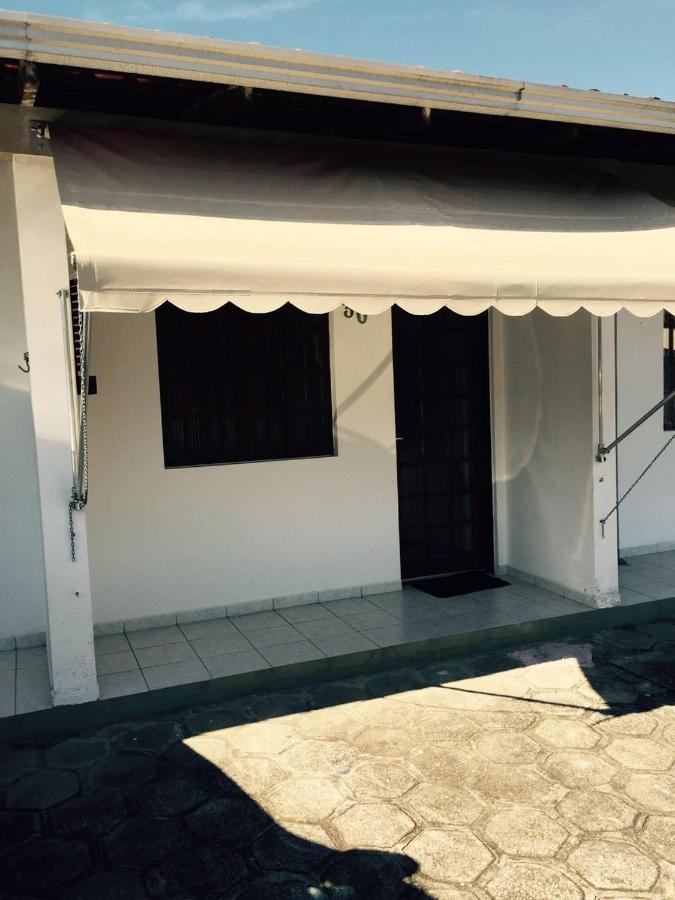 Villa Kitinete Em Matinhos Com Piscina Exterior foto